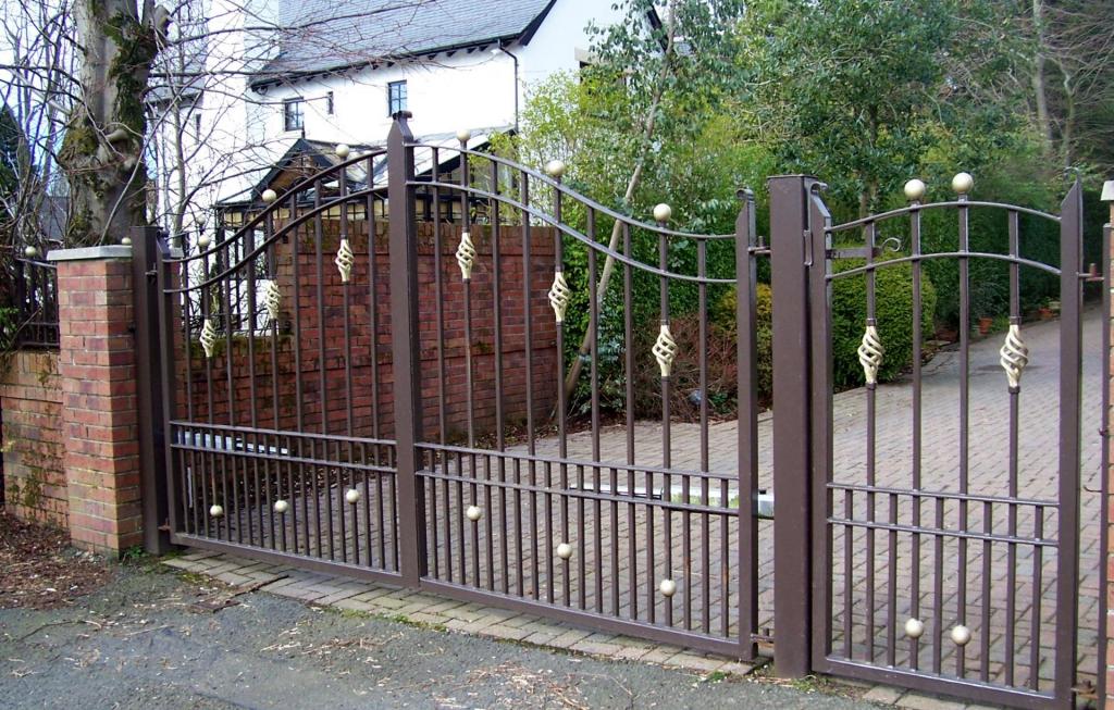 Driveway Gates in Gourock - Abbey Gates | Expert Gate, Fence & Railing ...